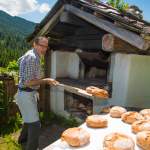 Frisches Brot vom Holzofen beim Edelweissalm-Bauernhofmuseum