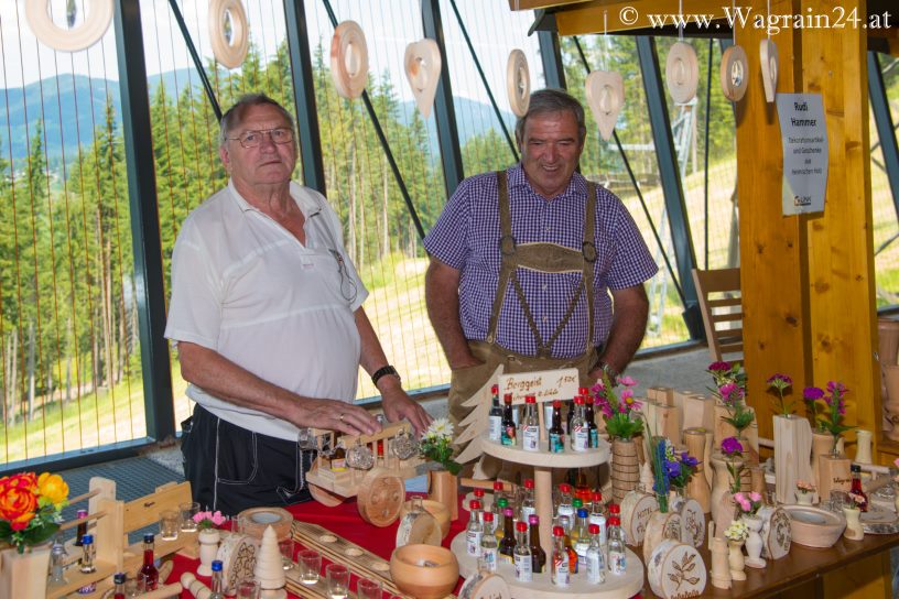 Hammer Rudi mit Deko- und Geschenksartikel beim Gelegenheitsmarkt in Wagrain