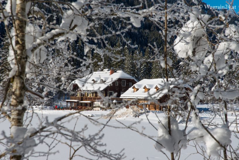 Jägersee-Gasthof durch Bäume im Winter