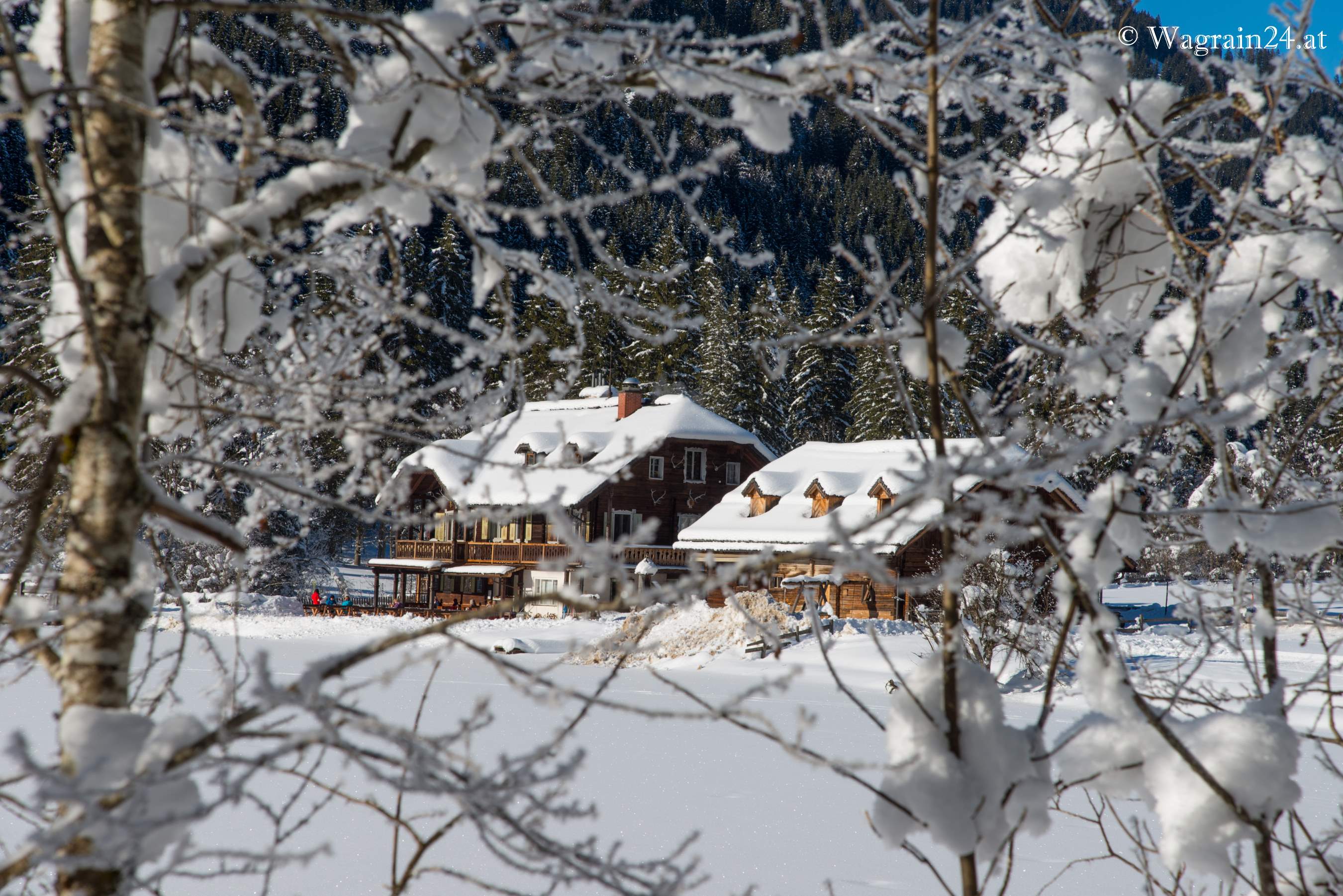 Jägersee-Gasthof durch Bäume im Winter