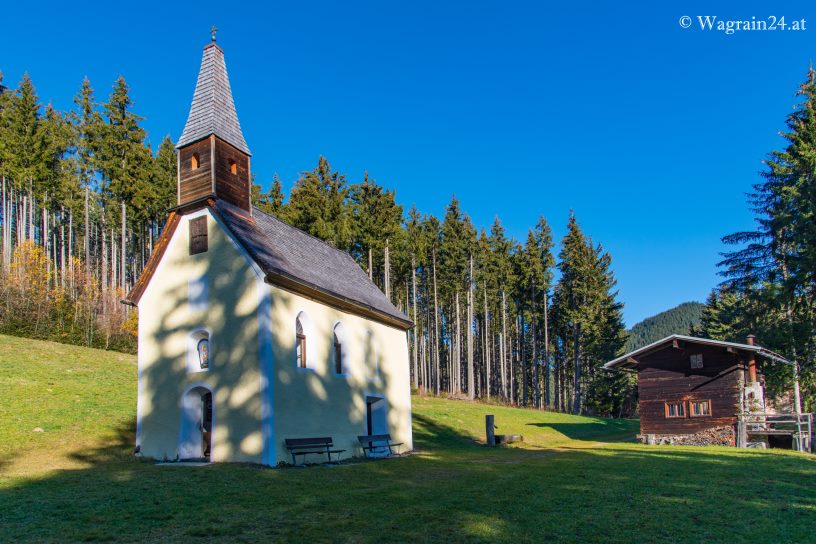 Bergkapelle mit alter Hütte in Wagrain - St. Johann